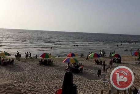 Fuyant la chaleur et les pannes d'électricité, les Gazaouis rompent le jeûne sur la plage 